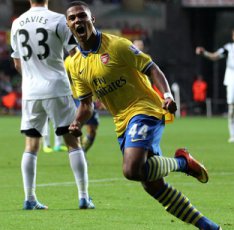 INGLÊS: Arsenal aproveita vacilo dos rivais e se isola em primeiro lugar