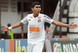 Destaque no Santos, atacante é reserva na seleção sub-17
