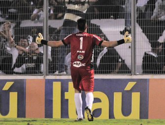 Goleiro da Ponte sai em defesa de Jorginho e critica calendário