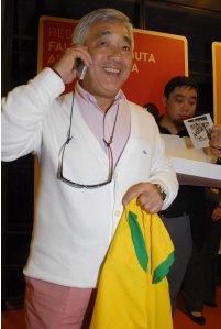 Ministro do Cazaquistão visita Museu do Futebol e ganha camisa de ex-craque do Brasil