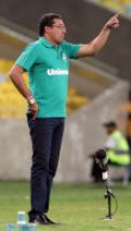 Sob chuva, Luxemburgo faz testes em treino do Flu