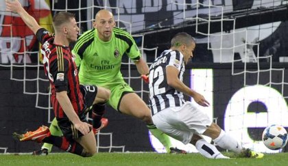 ITALIANO: Juventus derrota o Milan e segue na cola da líder Roma