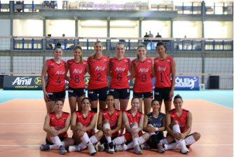 Vôlei: Amil surprende torcida com uniforme rosa