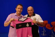 Com camisa rosa, XV apoia campanha contra o câncer de mama