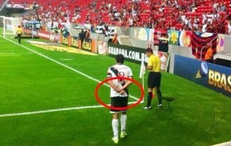 Ídolo vascaíno pode ser punido por gesto obsceno contra o Fla