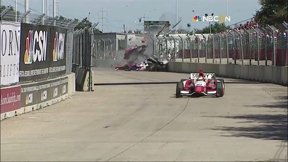 Fórmula Indy: Franchitti fratura coluna, mas não precisa de cirurgia