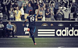 Pentacampeão mundial marca gol da vitória no futebol americano