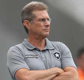 Oswaldo de Oliveira aparece de surpresa no treino do Botafogo e diz que tá lega