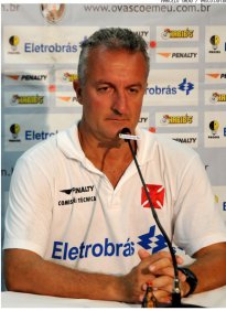 Dorival Júnior admite que Juninho deve ser punido por gesto obceno no Vasco