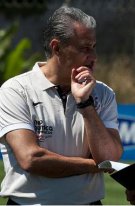 Tite confirma ex-Ponte Preta na defesa e aponta fator físico