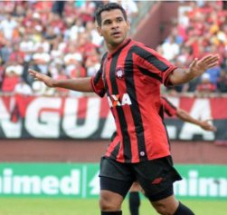 Atlético-PR quer vencer fora e ficar perto do vice-líder