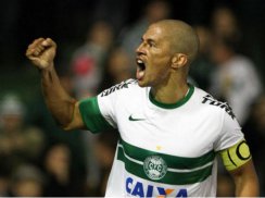Coritiba encara o Santos para se afastar do rebaixamento