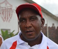 Com bons trabalhos, técnico já analisa propostas de clubes para 2014