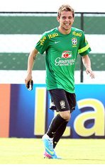 Amistosos: Bernard elogia ambiente da seleção brasileira