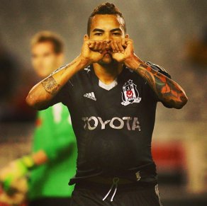 Após gol na Turquia, boleiro revela que terá gêmeos com ex-panicat