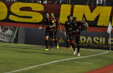 Vitória 2 x 1 Coritiba – Rubro Negro Baiano encosta no G4 e complica o Coxa