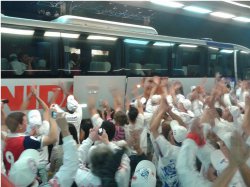 Série B: Sem vencer há quatro jogos, torcida do Paraná da show em recepção ao time
