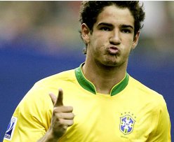 Amistosos: Felipão testa seleção com Pato e Lucas no ataque