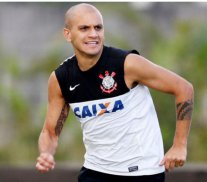 Fábio Santos deve ser poupado por Tite nesta quarta