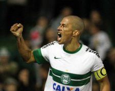 Coritiba enfrenta a Ponte Preta e começa a fazer contas