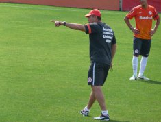 Efetivado, Clemer testa novidades no Inter contra Santos