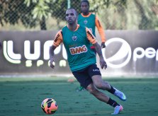 Com desfalques, Atlético-MG enfrenta o xará em Curitiba