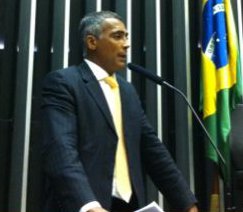 Romário chama ex-campeões do mundo de ignorantes e diz que FIFA rouba