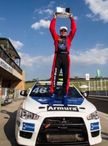 Bruno Mesquita comemora o título da Mitsubishi Lancer Cup 2013
