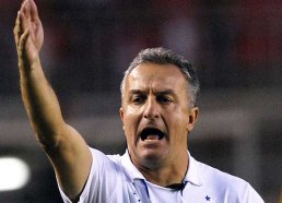 Em crise, Vasco enfrenta o Goiás na luta contra queda