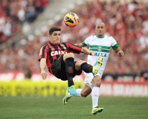 Destaque contra o Galo, zagueiro vibra com bom momento do Atlético-PR