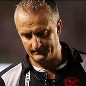 Após nova derrota, Dorival recusa entregar cargo