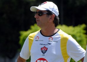 Após derrota, Vasco discute troca de Dorival por ex-técnico do Fla