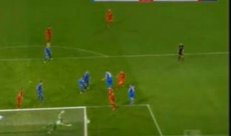 ALEMÃO: Atacante cabeceia para fora, árbitro dá gol e Bayer vence