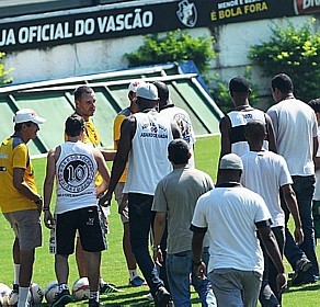 Torcedores do Vasco invadem treino, fazem protesto e cobram reação