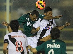 Dorival Júnior mexe no time e deixa Juninho Pernambucano no banco