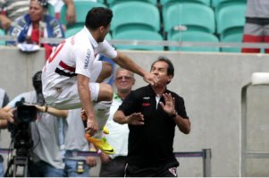 Atacante do São Paulo festeja fim da seca e ‘ameaça’ voadora em Ceni