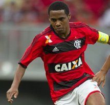 Sondado pelo Corinthians, volante do Flamengo é oferecido ao São Paulo