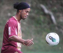 Elenco do Atlético-MG se reapresenta e Ronaldinho treina sem dores