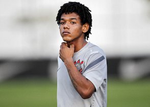 Atacante é chamado de “cachaceiro” no desembarque do Corinthians