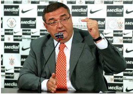 Cartola volta a criticar pênalti batido por Pato no Corinthians