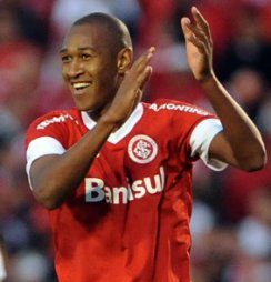 Recuperado, lateral titular deve voltar ao Internacional no domingo