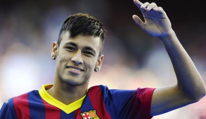 Em seu primeiro clássico, Neymar marca e supera brasileiros. Confira o gol!