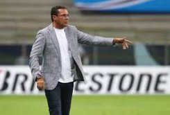 Dirigente do Fluminense garante permanência de treinador no cargo