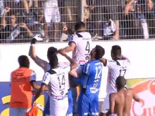 Virada! Zagueiro chora, é carregado nos ombros e exaltado pela torcida da Ponte