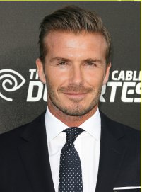 David Beckham lança e autografa seu livro pelo Facebook