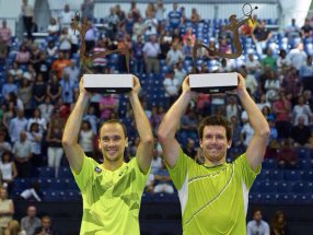 Tênis: Campeão em Valência, Bruno Soares celebra a vitória