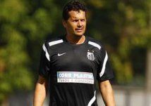 Após ser pressionado, Santos pede tempo para definir futuro de treinador