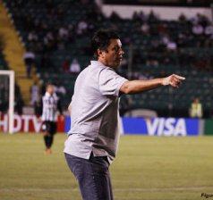Adilson prega trabalho para evitar nova queda do Vasco