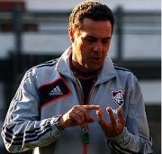 Ameaçado, treinador é mantido no comando do Fluminense
