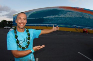 No Havaí, artista brasileiro Hilton Alves completa mural gigante de onda com sucesso